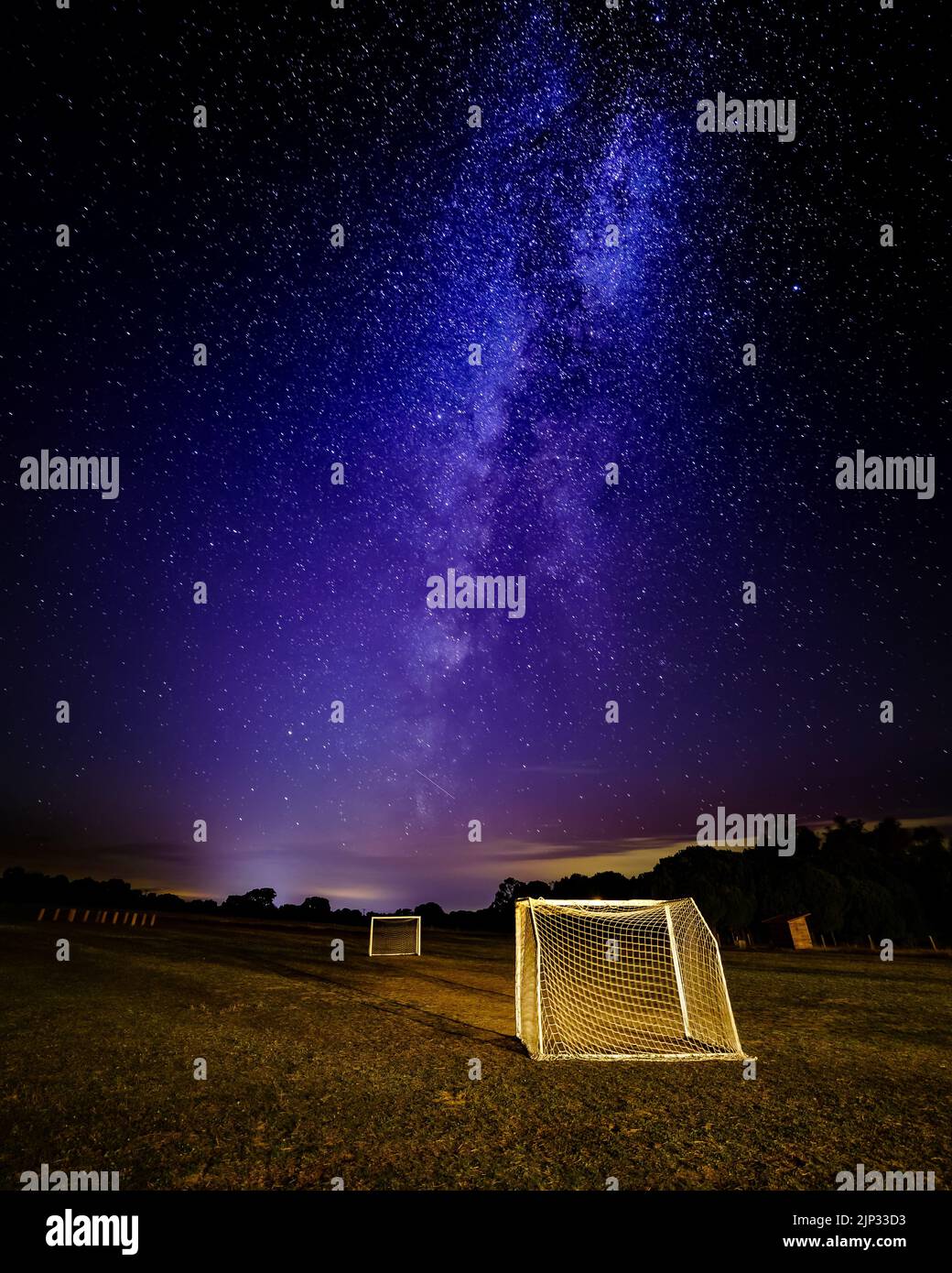 Image nocturne de la voie lactée avec ciel étoilé sur le terrain de football. Concept sport. Banque D'Images