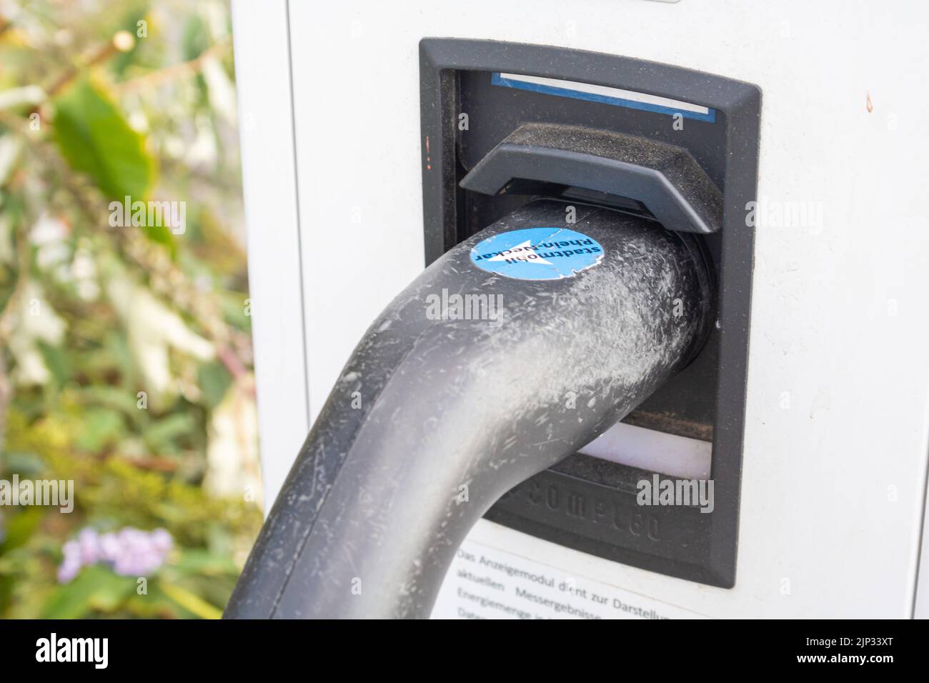Heidelberg, Allemagne : août 12. 2022 : vue rapprochée de l'alimentation branchée sur une station de charge électrique publique. Banque D'Images