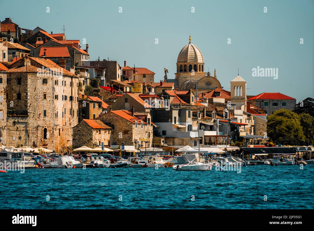Vue sur les anciens bâtiments le long de la mer et la cathédrale Saint-Jacques de la mer de Sibenik ville, Croatie Banque D'Images