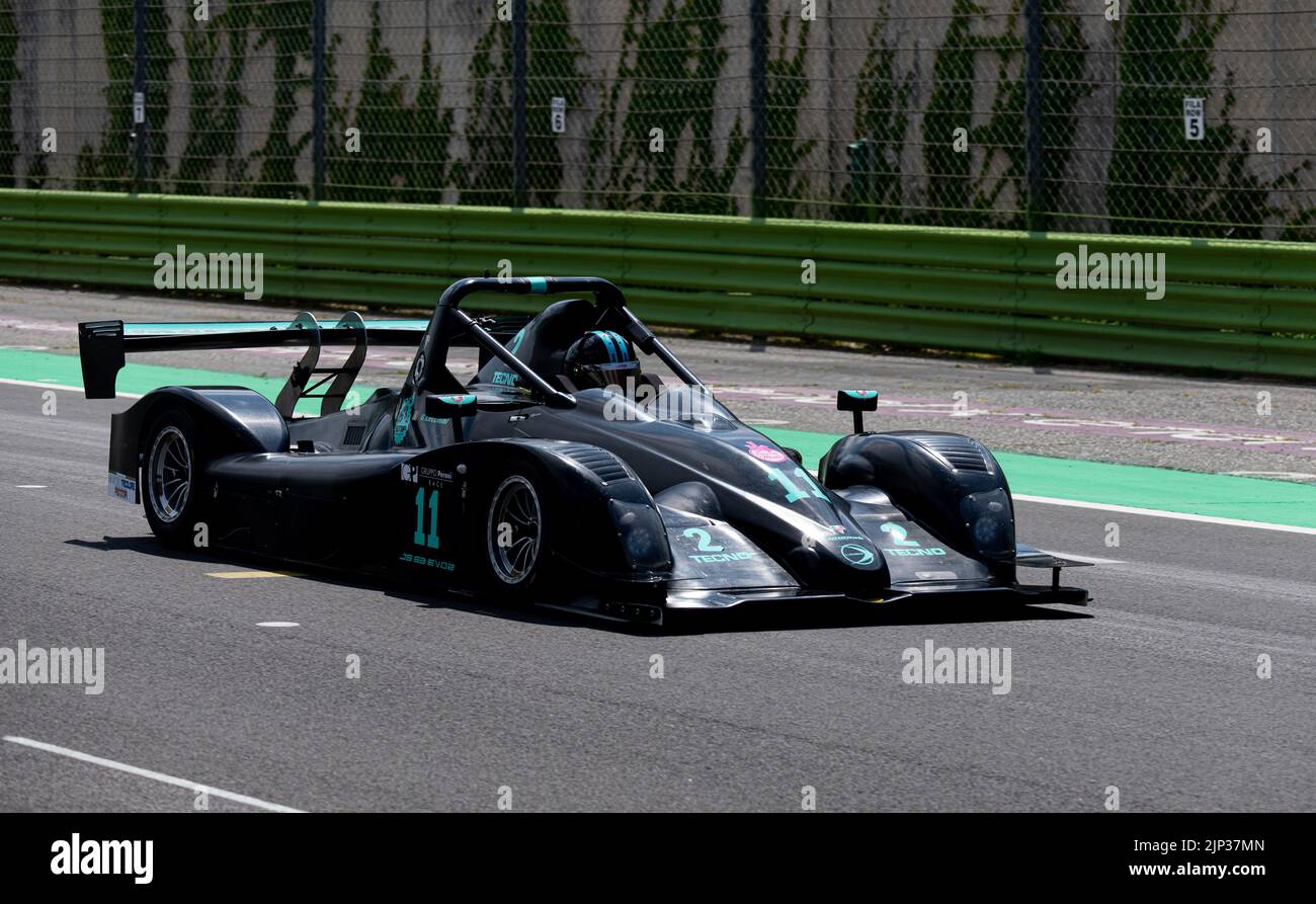 Voiture de course prototype sur piste de course droite sport automobile. Vallelunga, Italie. 30 avril 2022, week-end des courses Banque D'Images