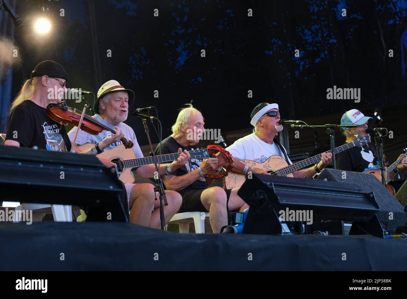 RIC Sanders, Simon Nicol, Gerry Conway, Dave Pegg et Chris Leslie du FAirport Convention se sont produits sur scène au Cropredy Convention de Faéroport. Banbury Banque D'Images