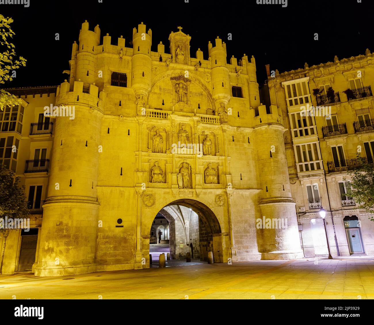 Porte de la ville de Burgos. Arche de Santa Maria la nuit. Espagne. Banque D'Images