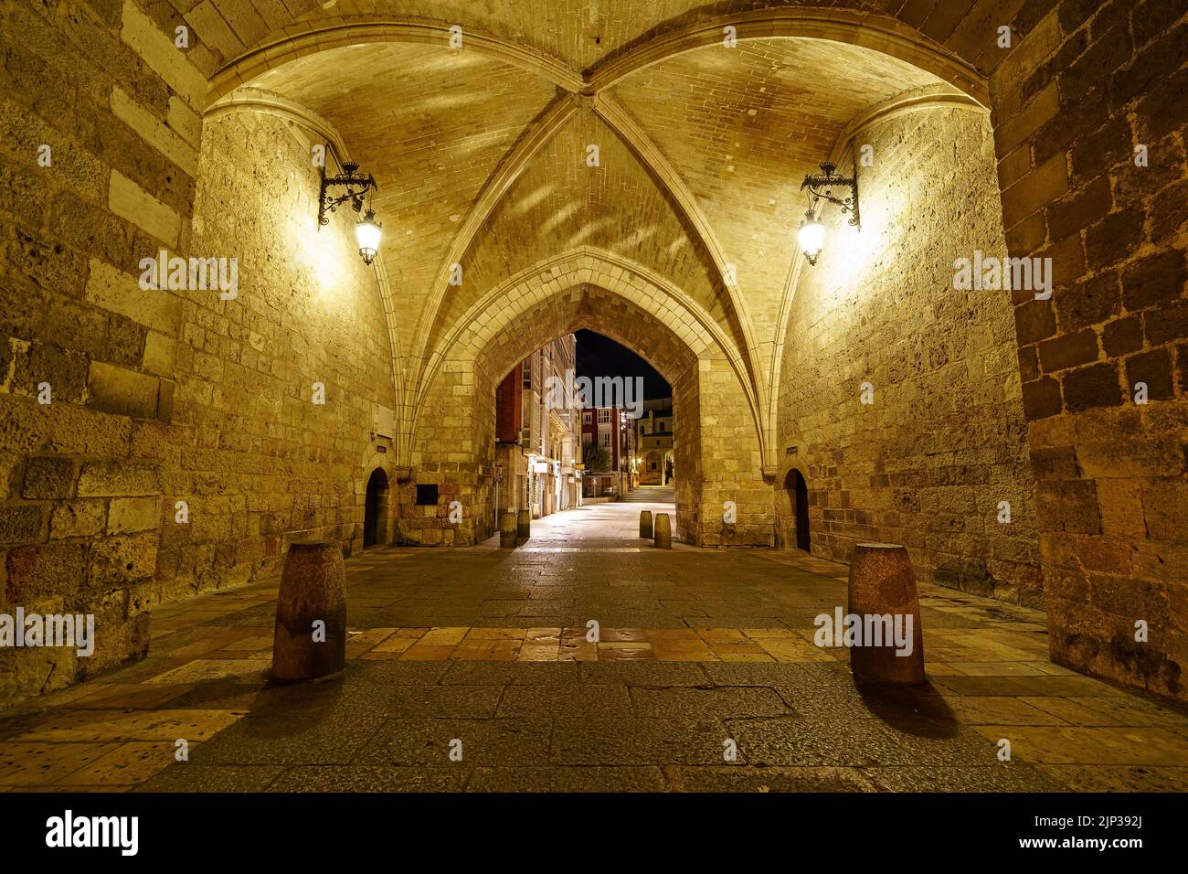 Tunnel d'accès à la ville de Burgos par le mur principal. Photo de nuit. Banque D'Images