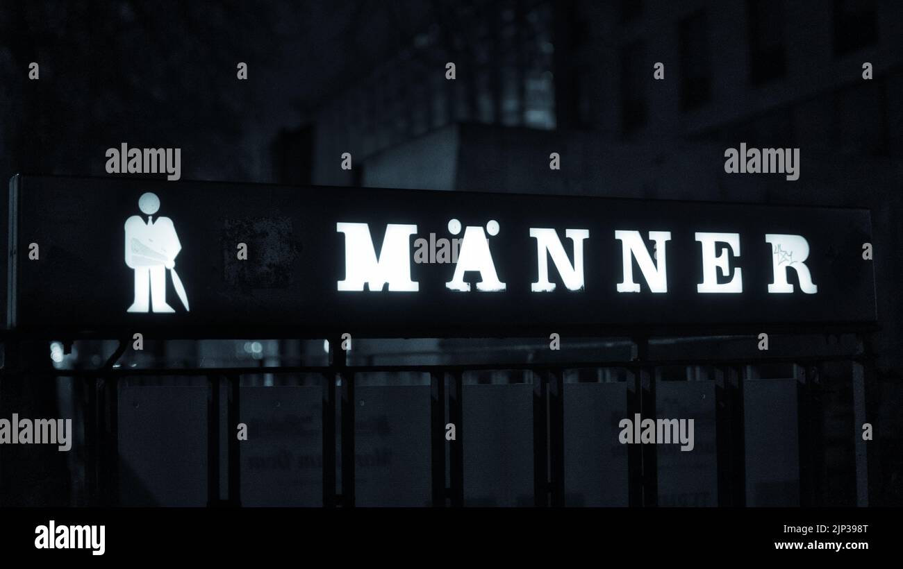 Un panneau avec le mode d'inscription (MEN), à l'entrée d'une toilette publique à Muenster, en Allemagne Banque D'Images