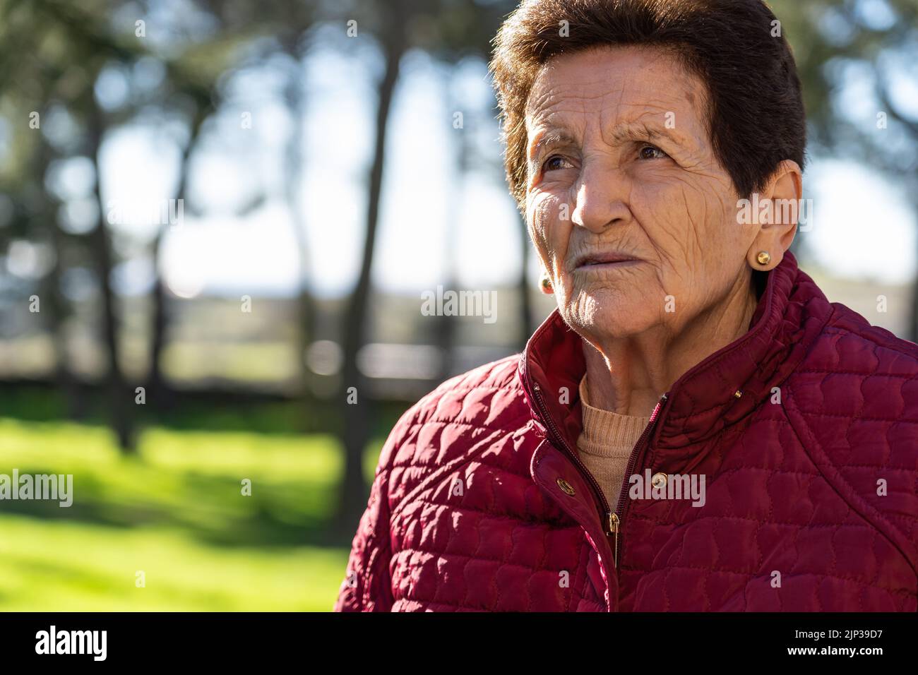femme âgée de 90 ans triste et regardant le ciel de manière réfléchie. Banque D'Images