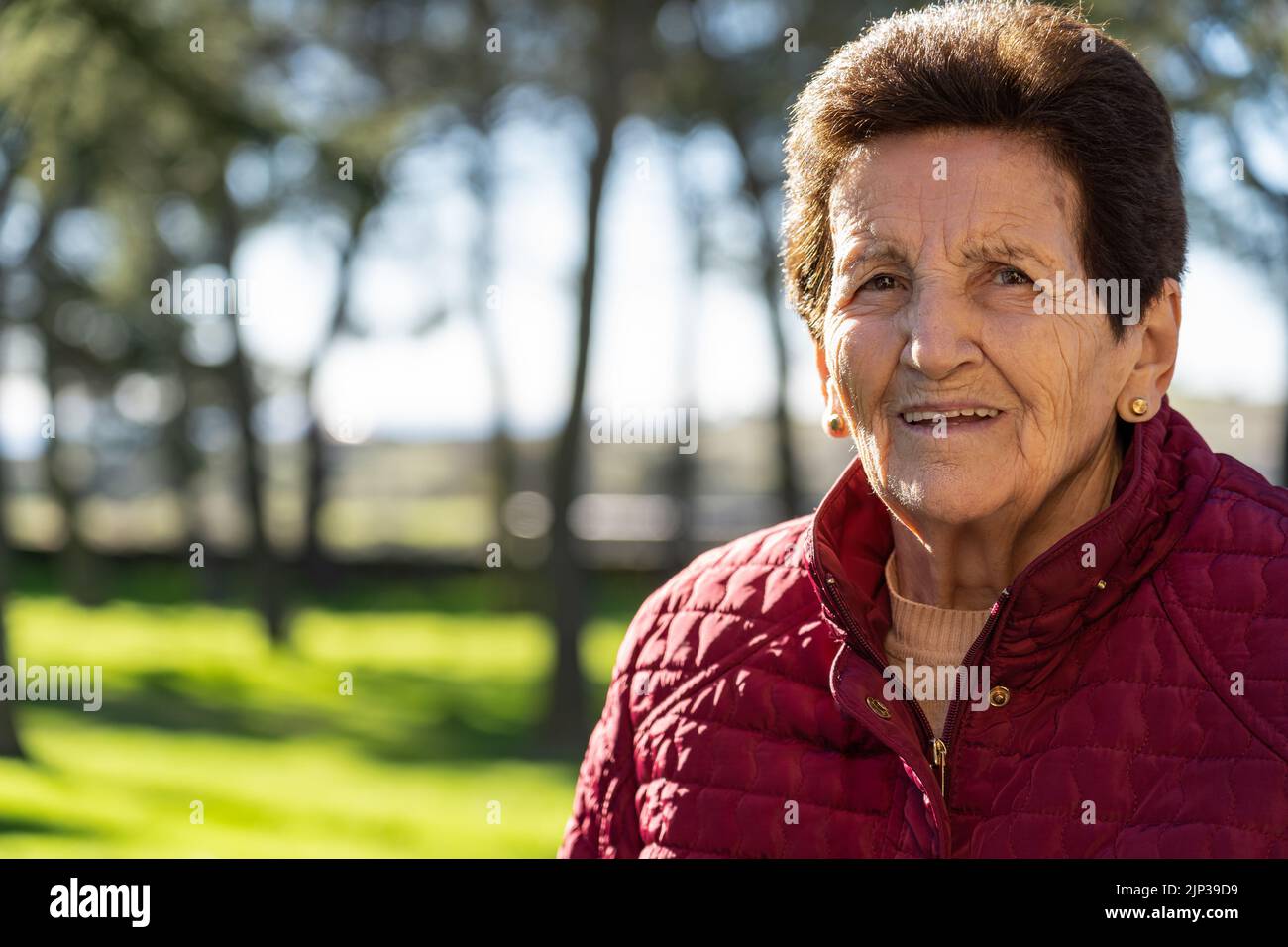 une femme âgée de 90 ans riant et regardant la caméra. Banque D'Images