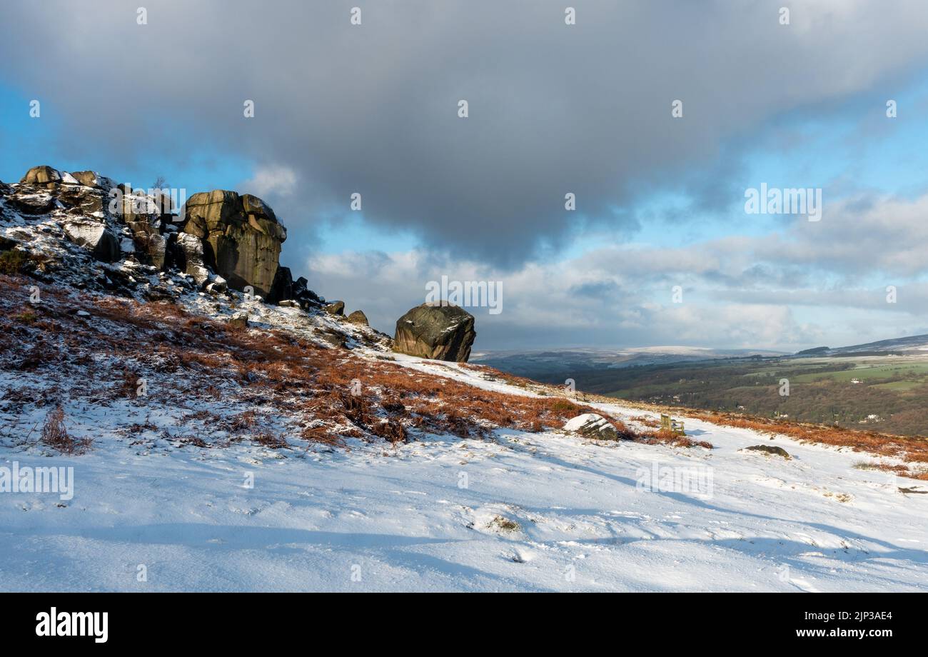 Paysages du Royaume-Uni : neige à l'attraction touristique emblématique des rochers de Cow et Calf sur la lande d'Ilkley dans le West Yorkshire, Angleterre, Royaume-Uni Banque D'Images