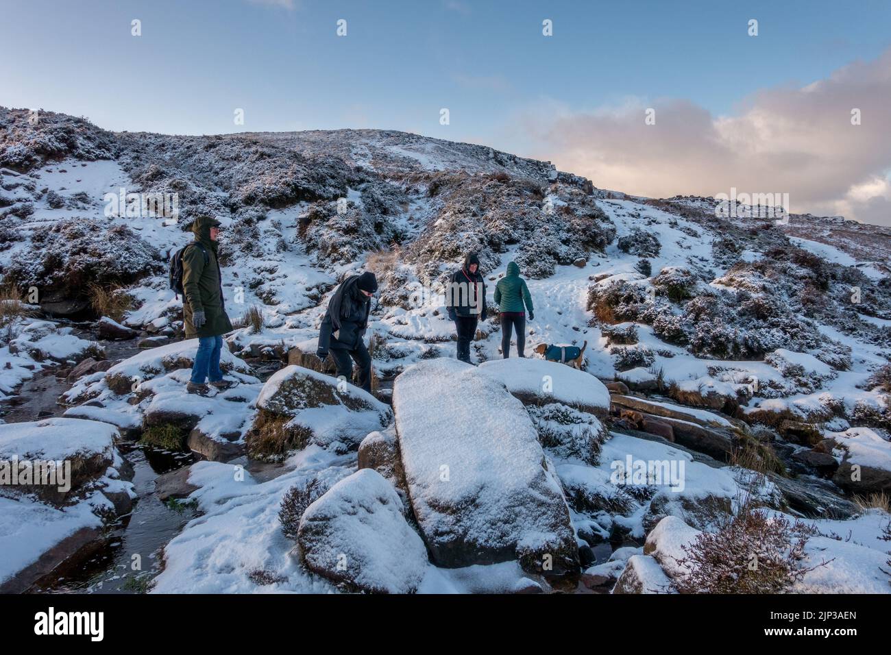 Paysages du Royaume-Uni : les gens qui profitent d'une promenade enneigée avec un chien sur un sentier sur Ilkley Moor dans le West Yorkshire, Angleterre, Royaume-Uni Banque D'Images