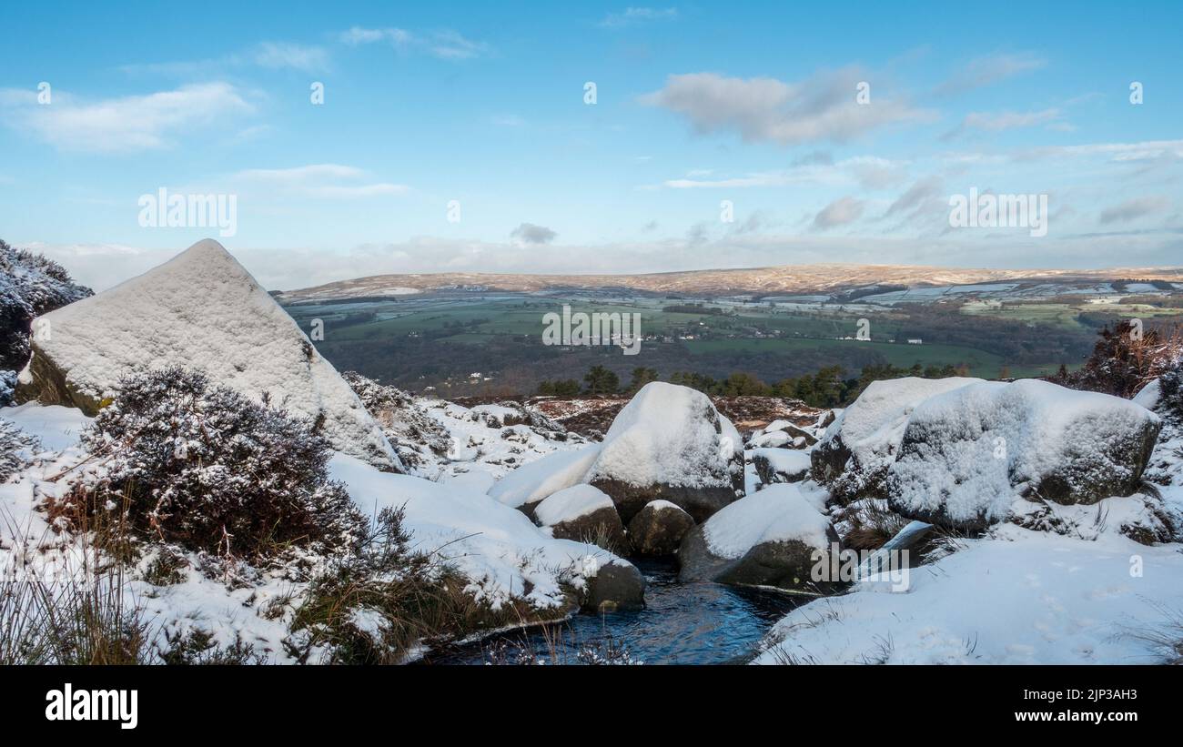 Paysages du Royaume-Uni : neige à l'attraction touristique emblématique d'Ilkley Moor avec des rochers enneigés à côté de Backstone Beck, West Yorkshire, Angleterre, Royaume-Uni Banque D'Images
