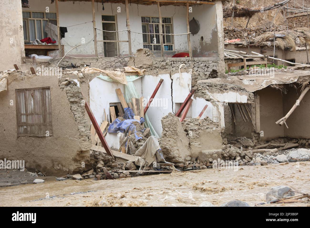 Parwan. 15th août 2022. La photo prise le 15 août 2022 montre un bâtiment démoli par les inondations dans la province de Parwan, en Afghanistan. Au moins 17 personnes ont été confirmées mortes et des dizaines de maisons ont été emportées à l'eau alors que des inondations éclair ont balayé plusieurs villages du district de Shinwari et des zones voisines de la province de Parwan, dans l'est de l'Afghanistan, a déclaré dimanche le chef de district, le mollah Khan Mohammad. Credit: Saifurahman Safi/Xinhua/Alamy Live News Banque D'Images