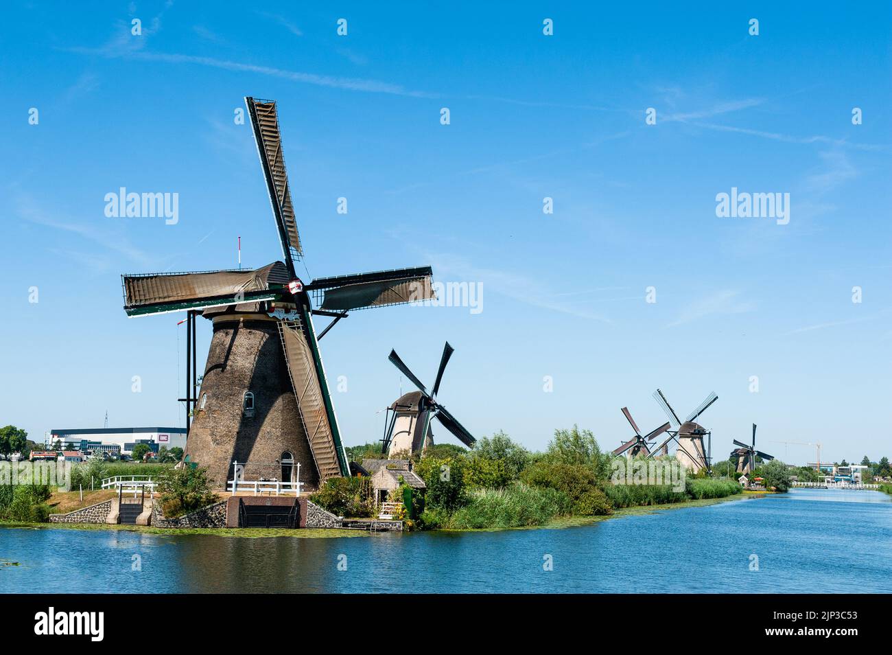 Kinderdijk, pays-Bas. 13th août 2022. Une vue depuis l'un des ponts des moulins à vent avec un ciel clair. Dans la belle région riche en eau près de Dordrecht, vous trouverez les moulins à vent de Kinderdijk. Construits vers 1740, ces 19 magnifiques moulins à vent font partie d'un plus grand système de gestion de l'eau pour éviter les inondations. Aujourd'hui, ils symbolisent la gestion de l'eau aux pays-Bas et, en 1997, ils ont été déclarés site du patrimoine mondial de l'UNESCO. Chaque année, des milliers de touristes du monde entier visitent ce lieu emblématique. Crédit : SOPA Images Limited/Alamy Live News Banque D'Images