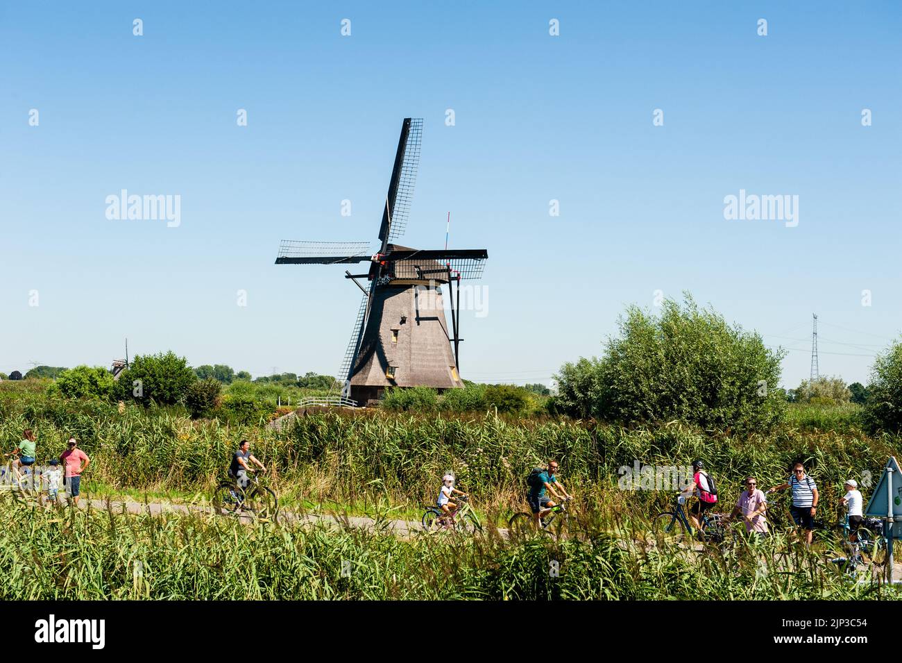 Kinderdijk, pays-Bas. 13th août 2022. Les touristes sont vus à pied autour des moulins à vent lors d'une journée très chaude. Dans la belle région riche en eau près de Dordrecht, vous trouverez les moulins à vent de Kinderdijk. Construits vers 1740, ces 19 magnifiques moulins à vent font partie d'un plus grand système de gestion de l'eau pour éviter les inondations. Aujourd'hui, ils symbolisent la gestion de l'eau aux pays-Bas et, en 1997, ils ont été déclarés site du patrimoine mondial de l'UNESCO. Chaque année, des milliers de touristes du monde entier visitent ce lieu emblématique. Crédit : SOPA Images Limited/Alamy Live News Banque D'Images