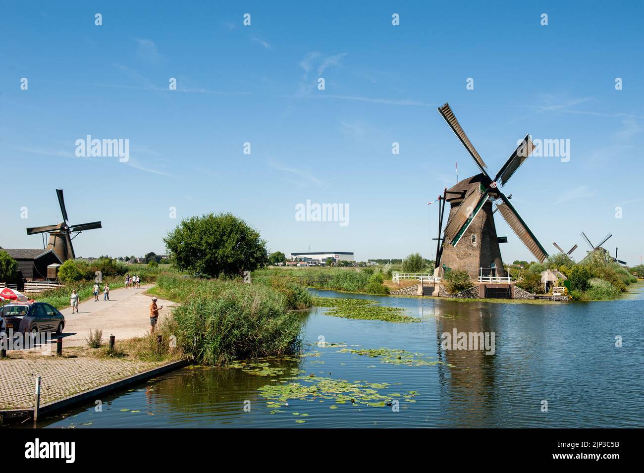 Kinderdijk, pays-Bas. 13th août 2022. Les gens regardent les moulins à vent d'un côté du canal. Dans la belle région riche en eau près de Dordrecht, vous trouverez les moulins à vent de Kinderdijk. Construits vers 1740, ces 19 magnifiques moulins à vent font partie d'un plus grand système de gestion de l'eau pour éviter les inondations. Aujourd'hui, ils symbolisent la gestion de l'eau aux pays-Bas et, en 1997, ils ont été déclarés site du patrimoine mondial de l'UNESCO. Chaque année, des milliers de touristes du monde entier visitent ce lieu emblématique. Crédit : SOPA Images Limited/Alamy Live News Banque D'Images