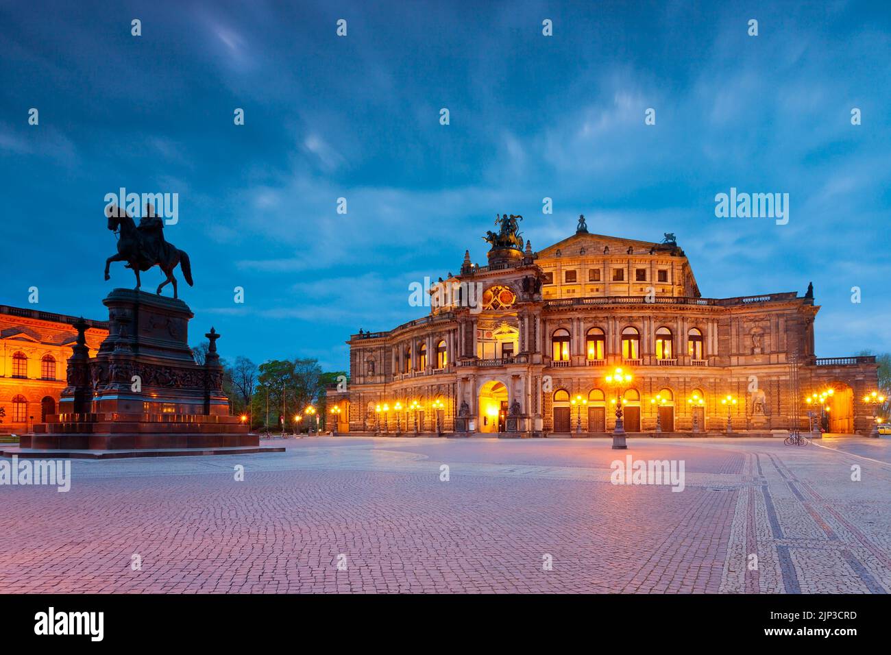 Semper Opera House à Dresde au crépuscule, Allemagne Banque D'Images