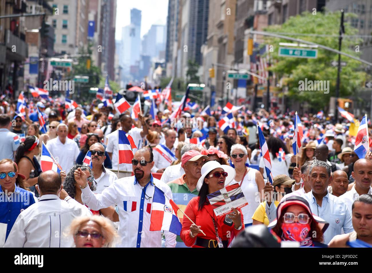 New York, États-Unis. 14th août 2022. Un groupe de personnes marche le long de la Sixième Avenue lors du défilé annuel de la Journée dominicaine sur 14 août 2022 à New York, NY. (Photo par Ryan Rahman/Pacific Press/Sipa USA) Credit: SIPA USA/Alay Live News Banque D'Images