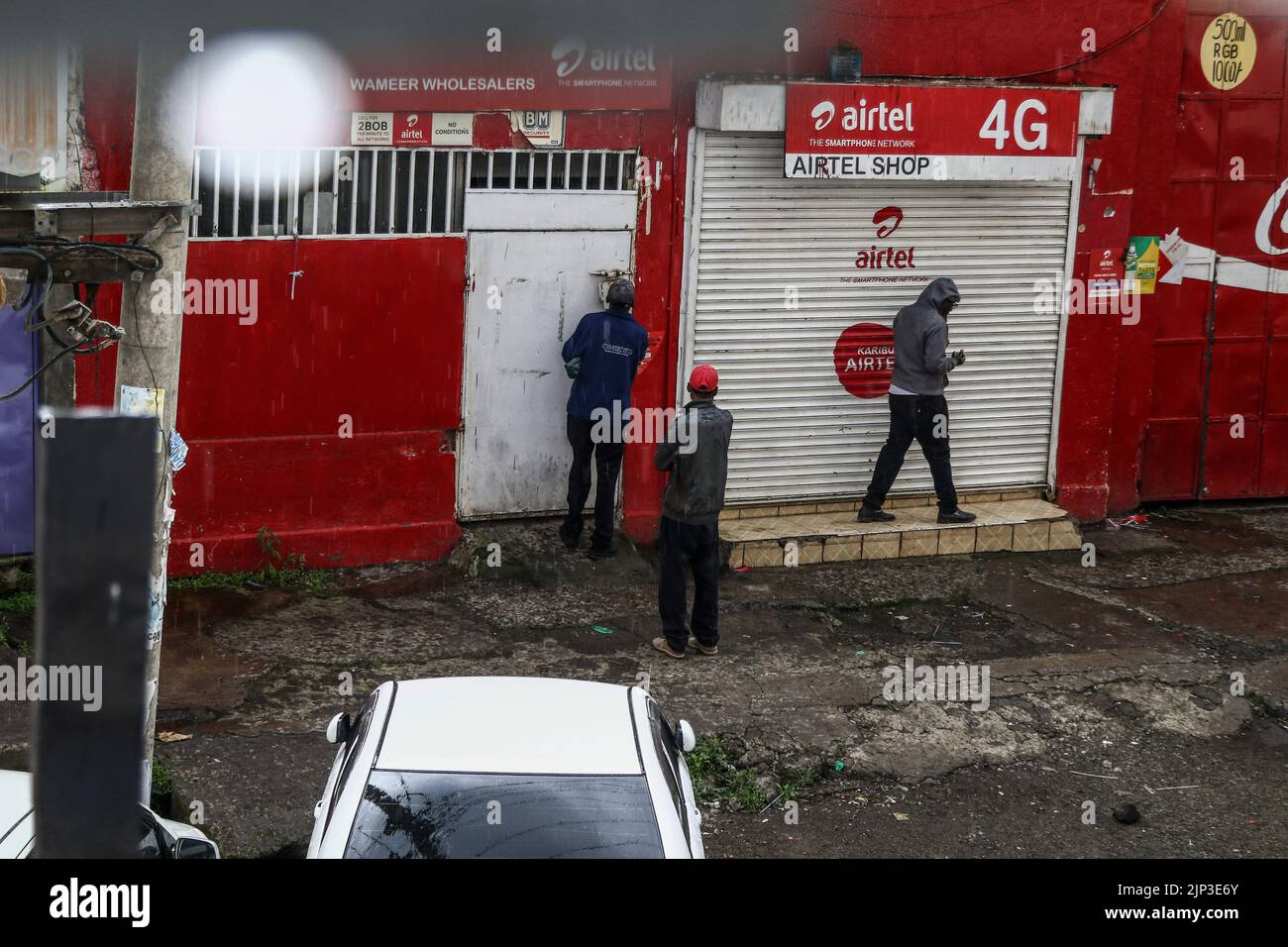 Nakuru, Kenya. 15th août 2022. Un homme ferme son magasin dans la ville de Nakuru avant l'annonce des résultats présidentiels de l'élection générale du Kenya qui vient de se terminer. Les Kenyans attendent l’issue présidentielle des élections générales. (Photo de James Wakibia/ SOPA Images/Sipa USA) crédit: SIPA USA/Alay Live News Banque D'Images