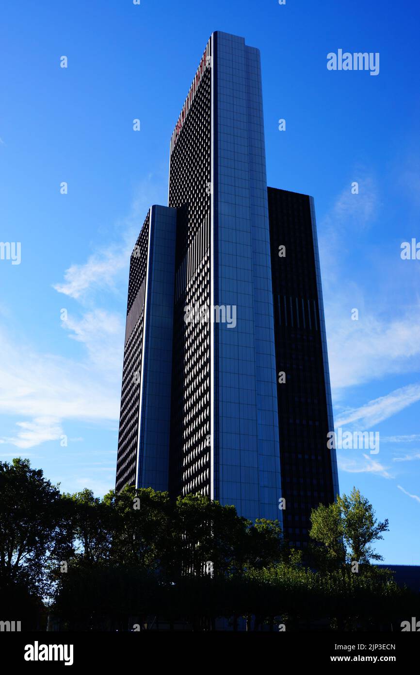 Silhouette de Westend Gate Tower contre le ciel bleu d'été du soir à Francfort, Allemagne. Anciennement Plaza Bureau Center, aujourd'hui Marriott Hotel. Banque D'Images