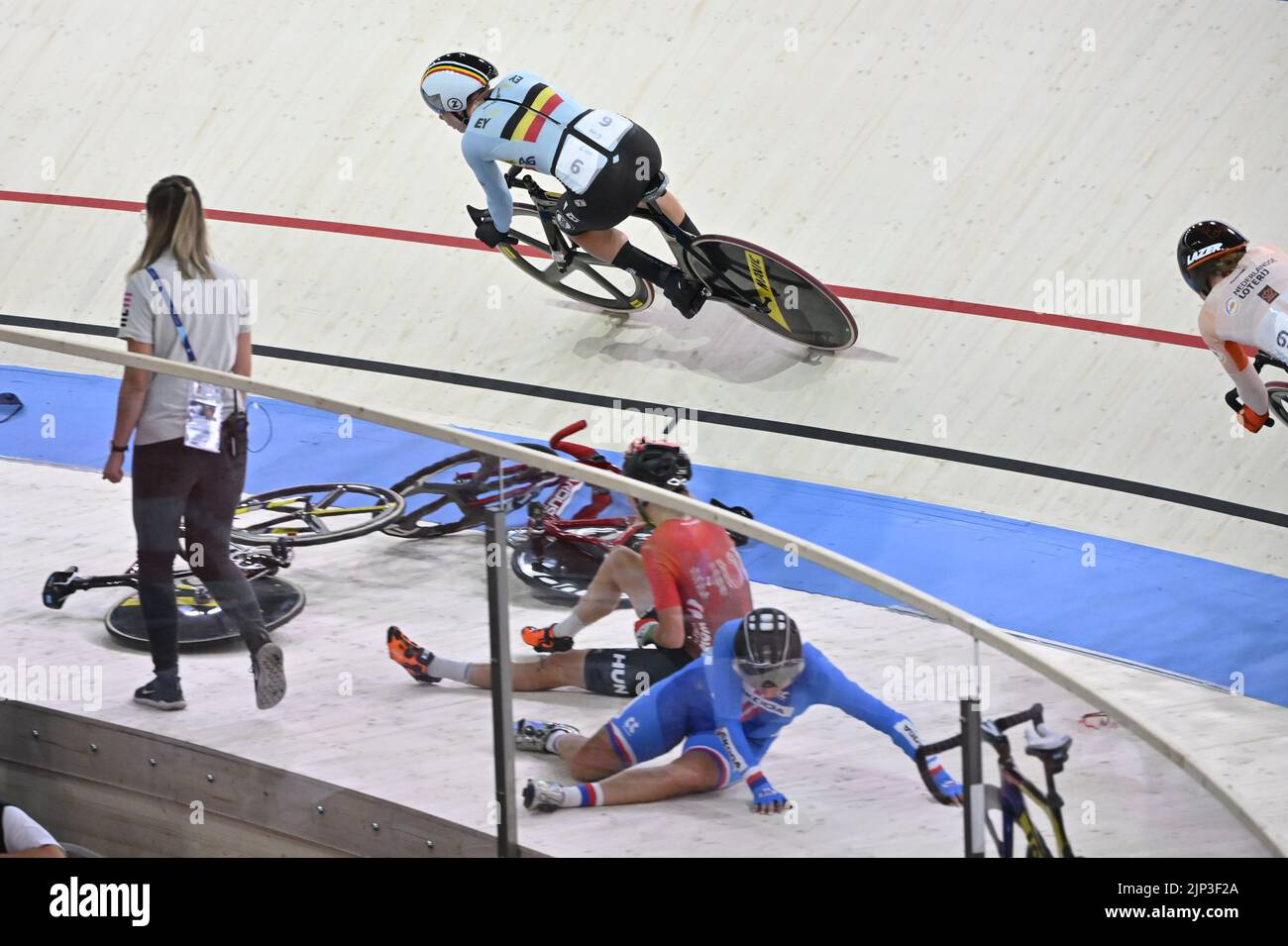 Munich, Allemagne, 15 août 2022. Le pack de cavaliers photographiés lors d'un accident à la partie de la course de points de l'Omnium féminin, aux Championnats d'Europe de cyclisme sur piste Munich 2022, à Munich, en Allemagne, le lundi 15 août 2022. La deuxième édition des Championnats d'Europe du sport se déroule du 11 au 22 août et compte neuf sports. BELGA PHOTO ERIC LALMAND Banque D'Images