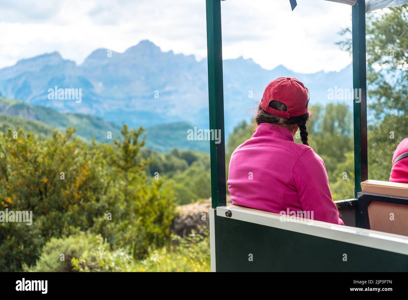 Un touriste appréciant le paysage sur la montagne Banque D'Images
