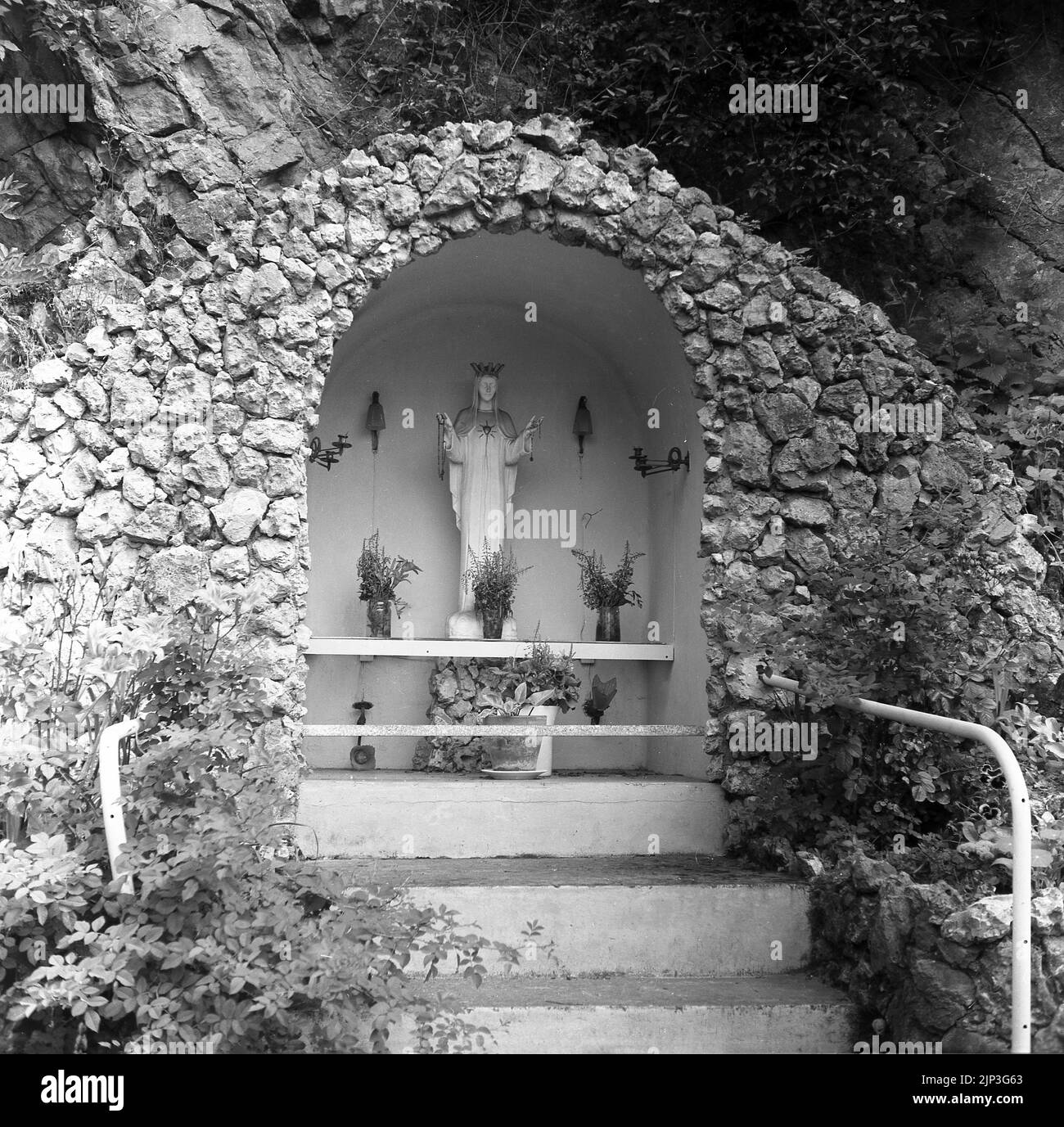 1960, historique, temple catholique des voyageurs, arche couverte de pierre avec petits pas, Belgique. Banque D'Images