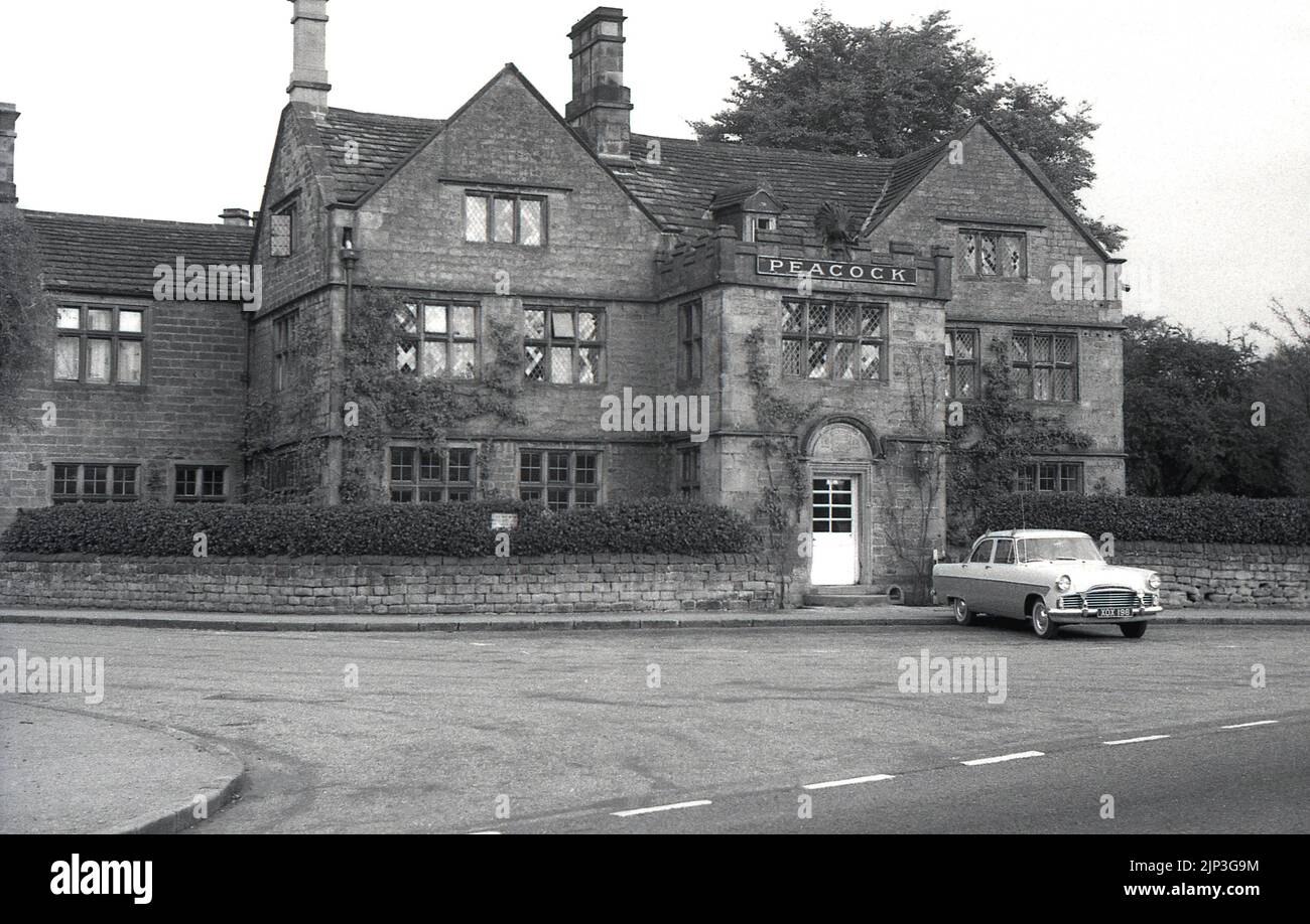 1960s, historique, voiture Vauxhall de l'époque garée à l'extérieur d'une grande maison de campagne, le Peacock à Rowsley, un village près de Bakewell, Derbyshire, Angleterre, Royaume-Uni. Construit en 1652 par John Stevenson d'Elton, agent de la famille Manners, il a servi comme une maison de Dower et plus tard comme une ferme avant qu'elle ne devienne, en 1828, une auberge. Banque D'Images