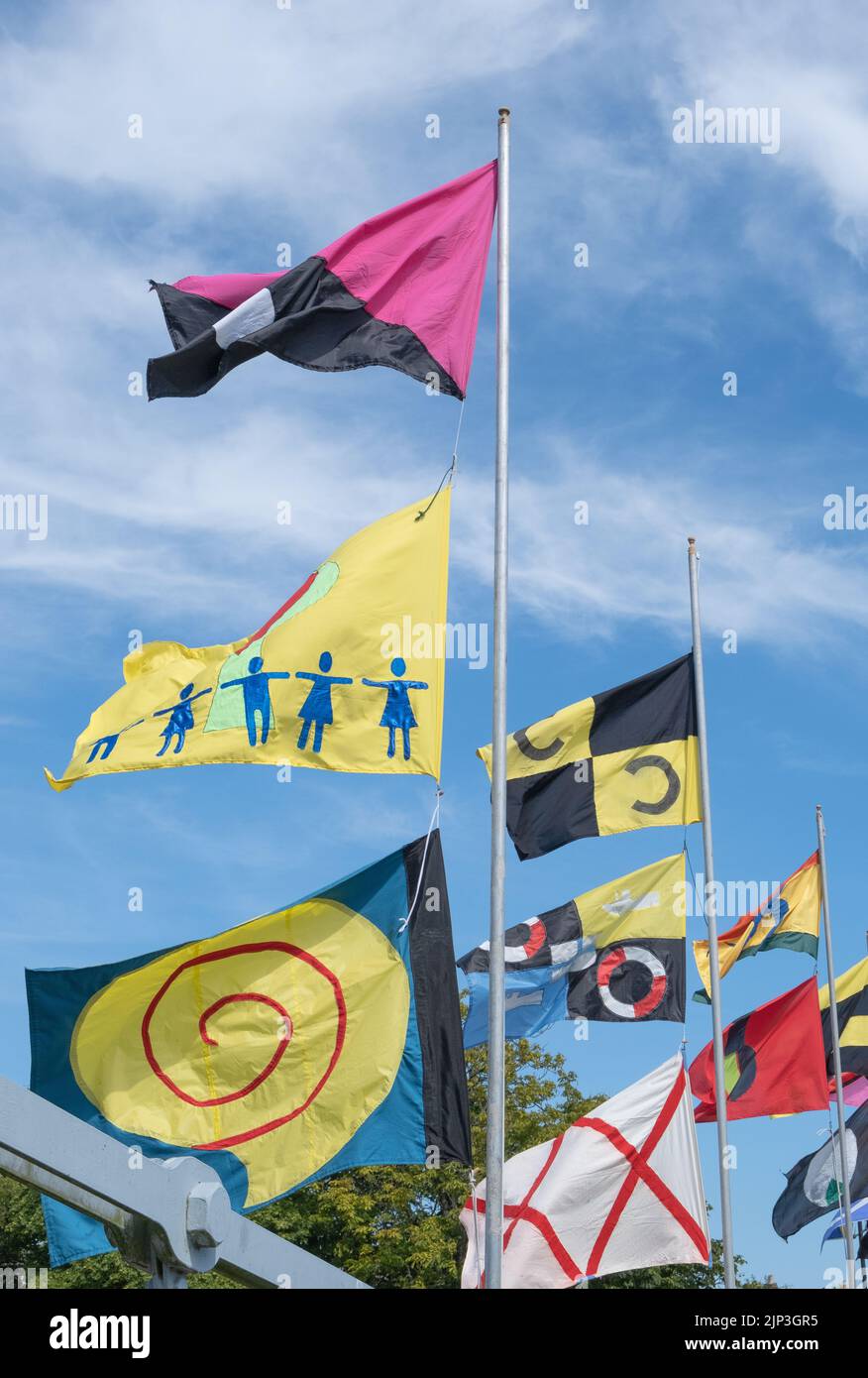 Vue de quelques drapeaux soutenant un message environnemental lors de l'événement Nithraid, Mill Green, Dumfries, Écosse, 13 août 2022. Banque D'Images