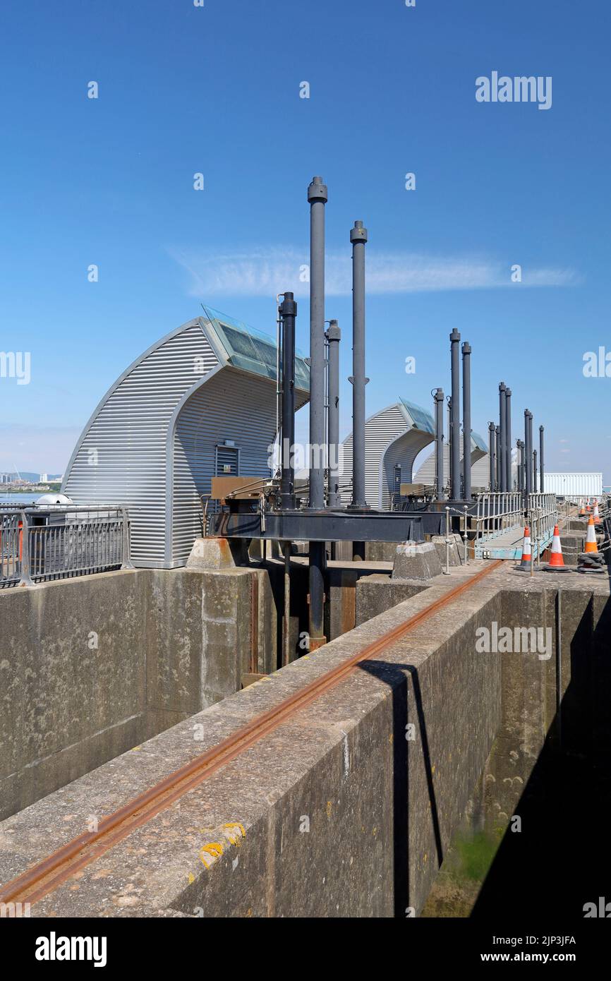 Vannes de barrage pour contrôler les niveaux d'eau dans la baie de Cardiff à la baie de barrage, baie de Cardiff. Été 2022. Août Banque D'Images