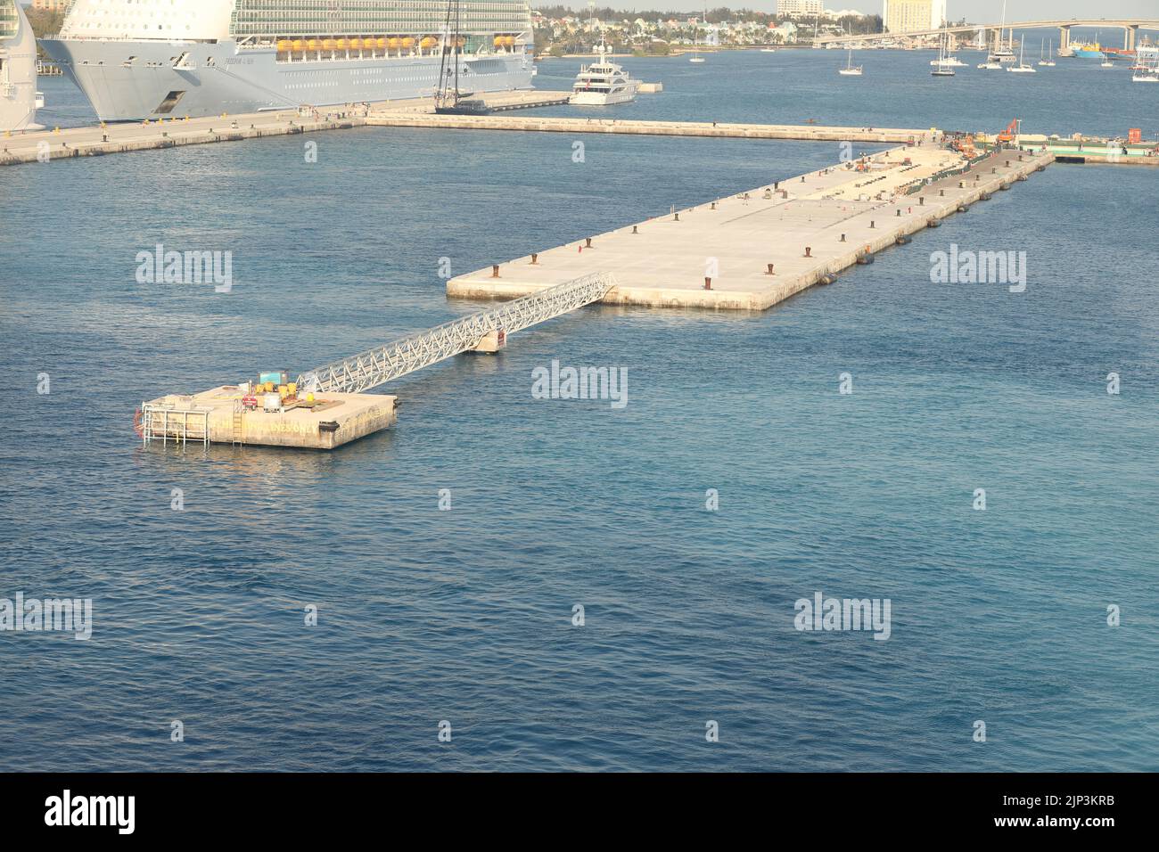 Pour la construction des ouvrages maritimes cette photo pour la construction, la construction de la jetée de Bert et tas de tuyaux en acier Pieux utilisés pour Barge pieu foncé. Banque D'Images