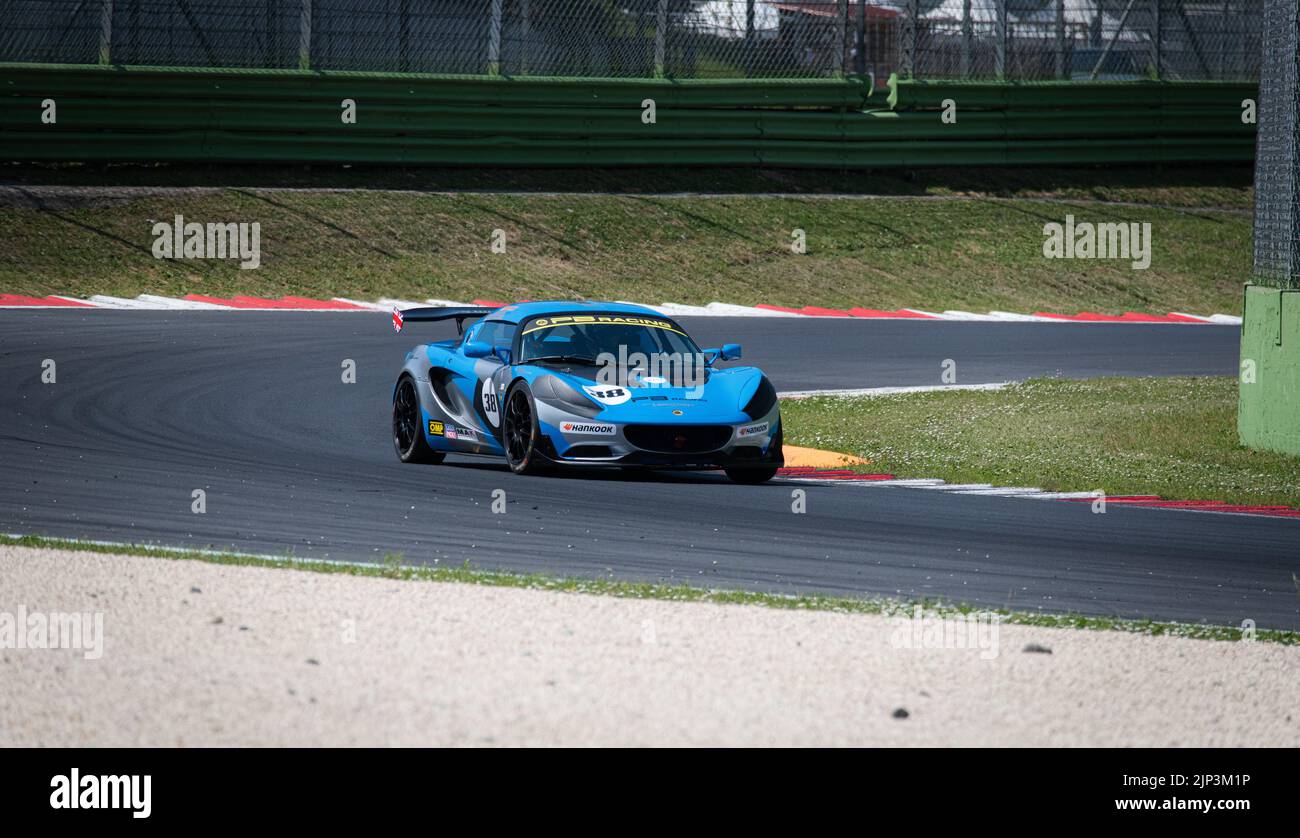 Course automobile Lotus Elise sur piste. Vallelunga, Italie. 30 avril 2022, week-end des courses Banque D'Images