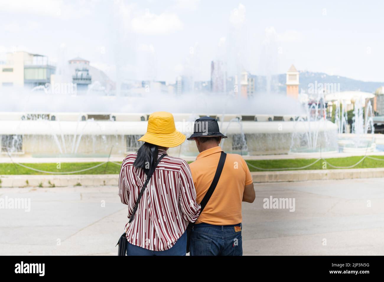 Barcelone, Espagne - 5 mai 2022: Couple asiatique en vacances à la fontaine Montjuic à Barcelone (Espagne). Banque D'Images
