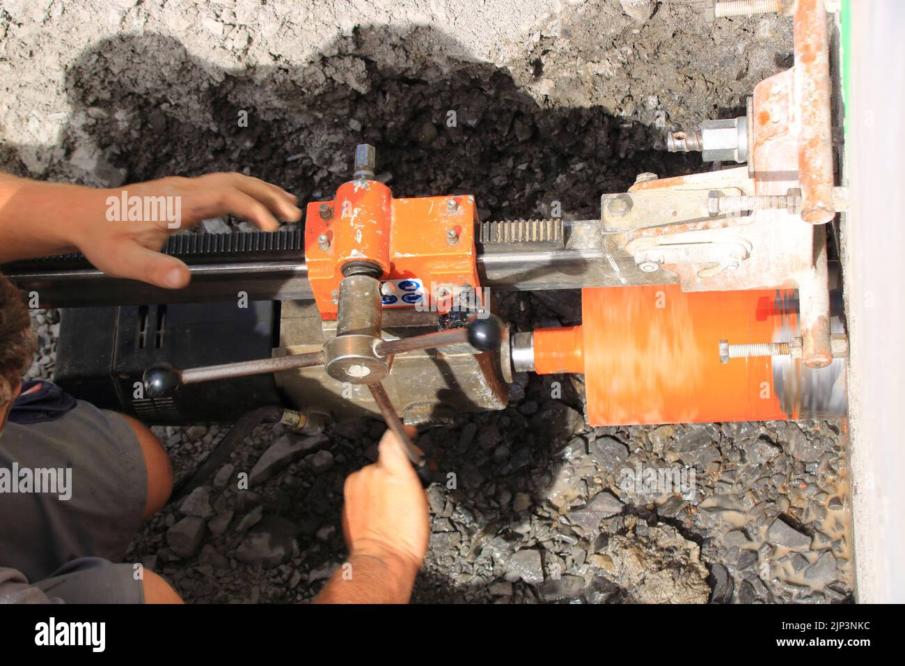 L'employé fore un trou de noyau dans un mur de maison Banque D'Images