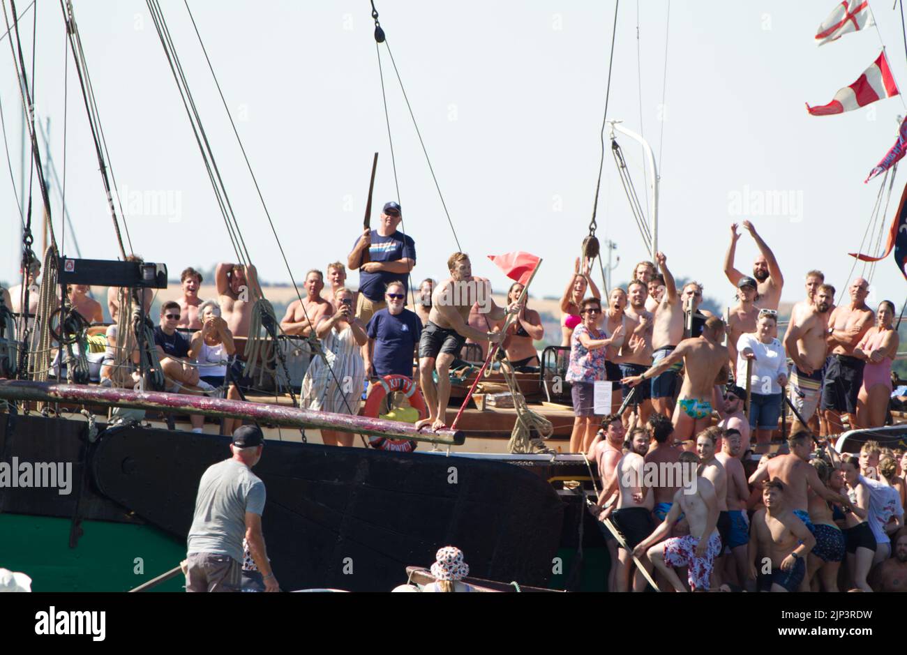 West Mersea Town Regatta sur l'île Mersea dans l'Essex. La marche du pôle gras est traditionnellement le dernier événement de la journée. Banque D'Images