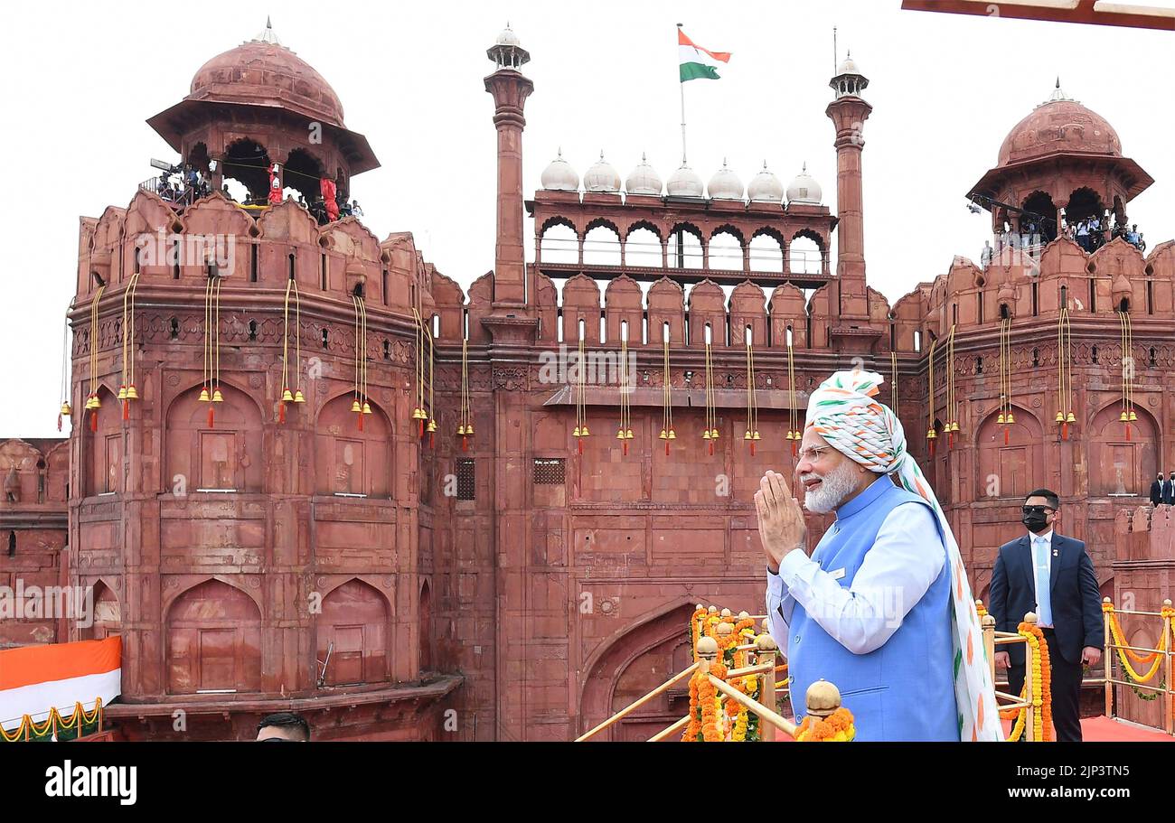 New Delhi, Inde. 15th août 2022. Le Premier ministre indien Narendra Modi salue la foule avant de prononcer un discours marquant 75 ans depuis que l'Inde a obtenu son indépendance vis-à-vis de la domination coloniale britannique des remparts du fort Rouge, 15 août 2022, à Delhi, en Inde. Crédit: Bureau d'information de presse/PIB photo/Alamy Live News Banque D'Images