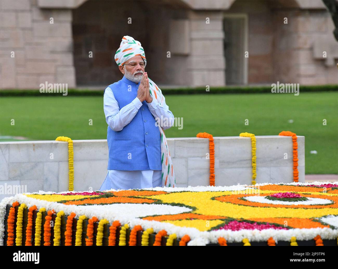 New Delhi, Inde. 15th août 2022. Le Premier ministre indien Narendra Modi respecte le mémorial dédié au Mahatma Gandhi, alors que la nation célèbre 75 ans depuis que l'Inde a acquis son indépendance vis-à-vis de la domination coloniale britannique à Raj Ghat, 15 août 2022 à Delhi, en Inde. Crédit : Shivraj/Bureau d'information de la presse/Alamy Live News Banque D'Images