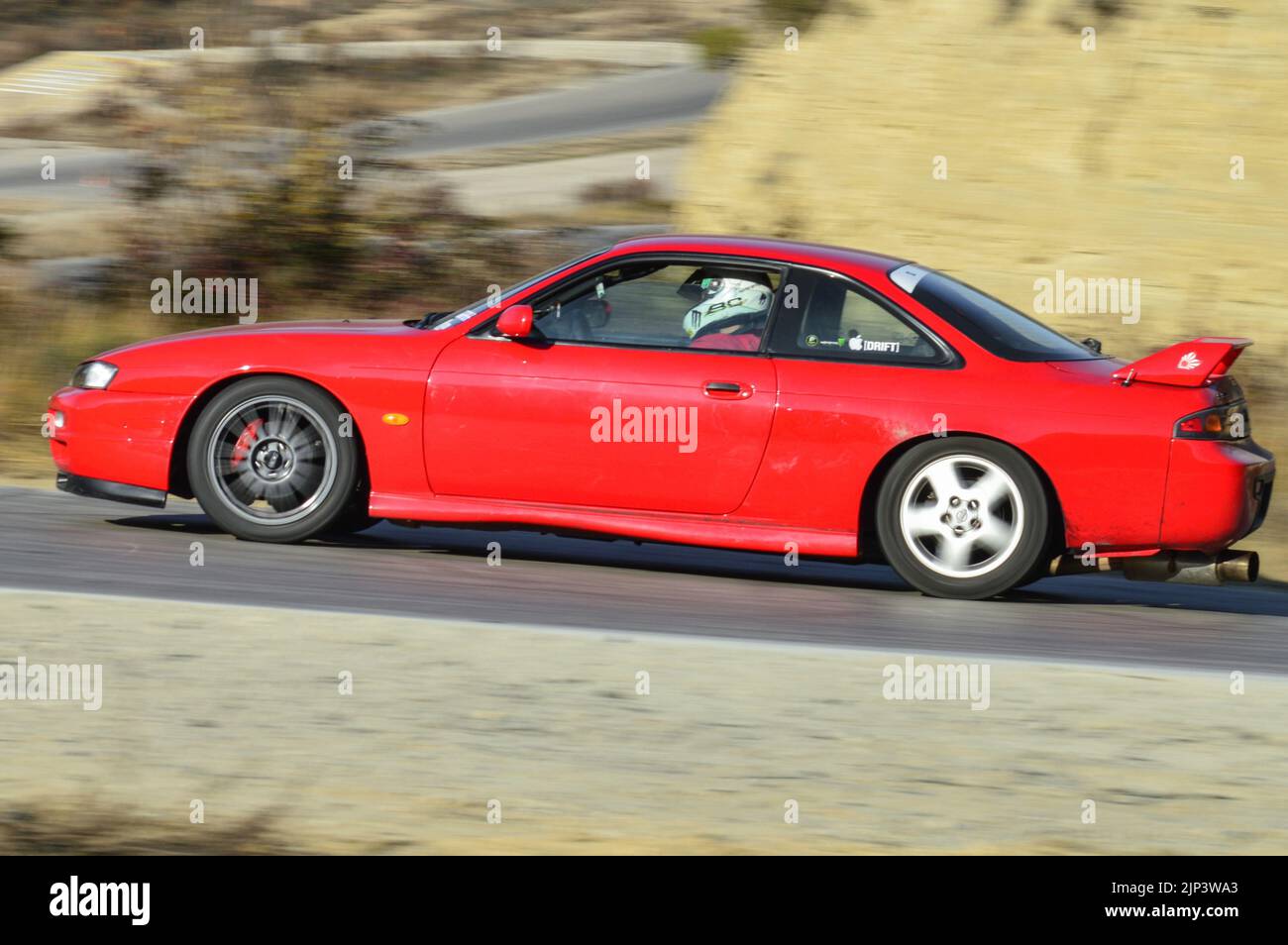 Une voiture de course circulant sur une piste de course photo