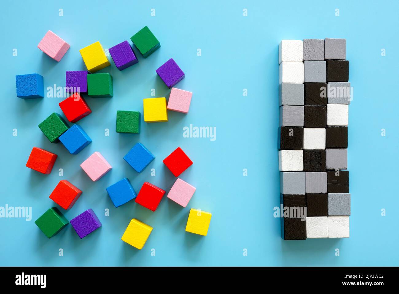 Cubes colorés et une ligne de cubes noirs et blancs. Concept de diversité et d'inclusion. Banque D'Images