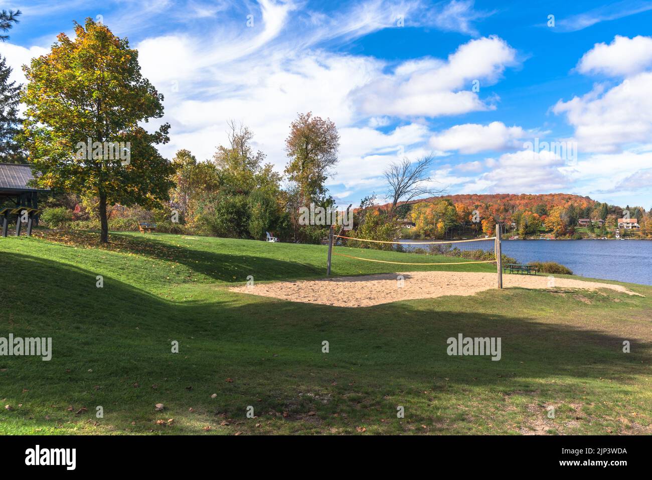 Terrain de volley-ball de plage dans un parc déserté au bord du lac, par une journée d'automne claire Banque D'Images