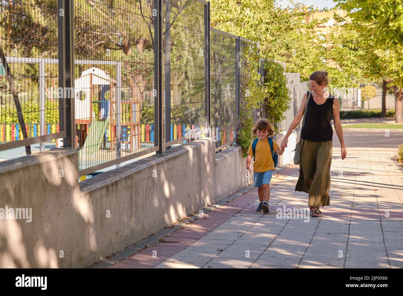 Bonne mère et fils vont à l'école. Banque D'Images