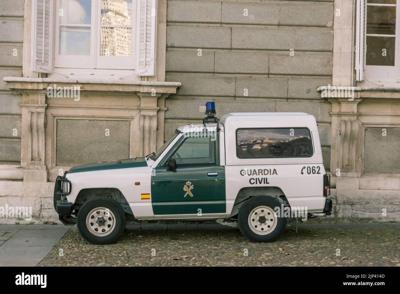 Un 4x4 classique de la police espagnole garée dans la rue, voiture Guardia civil Nissan Patrol Banque D'Images