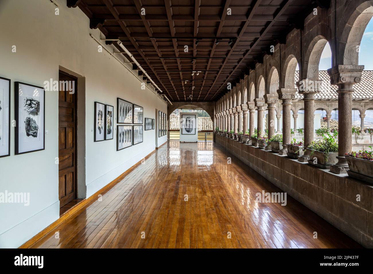 Dessins, arches et colonnes, salle d'exposition, Coricancha, Convento de Santo Domingo del Cusco, Cusco, Pérou Banque D'Images