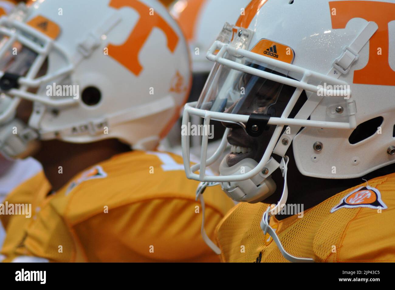 Les joueurs de football de l'université du Tennessee regardent juste quelques instants avant le début du match au stade Neyland à Knoxville, Tennessee. Banque D'Images