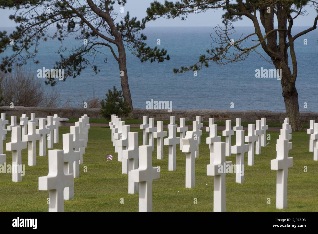 Le cimetière américain de Normandie avec des croix blanches à la mémoire des soldats tombés en France Banque D'Images