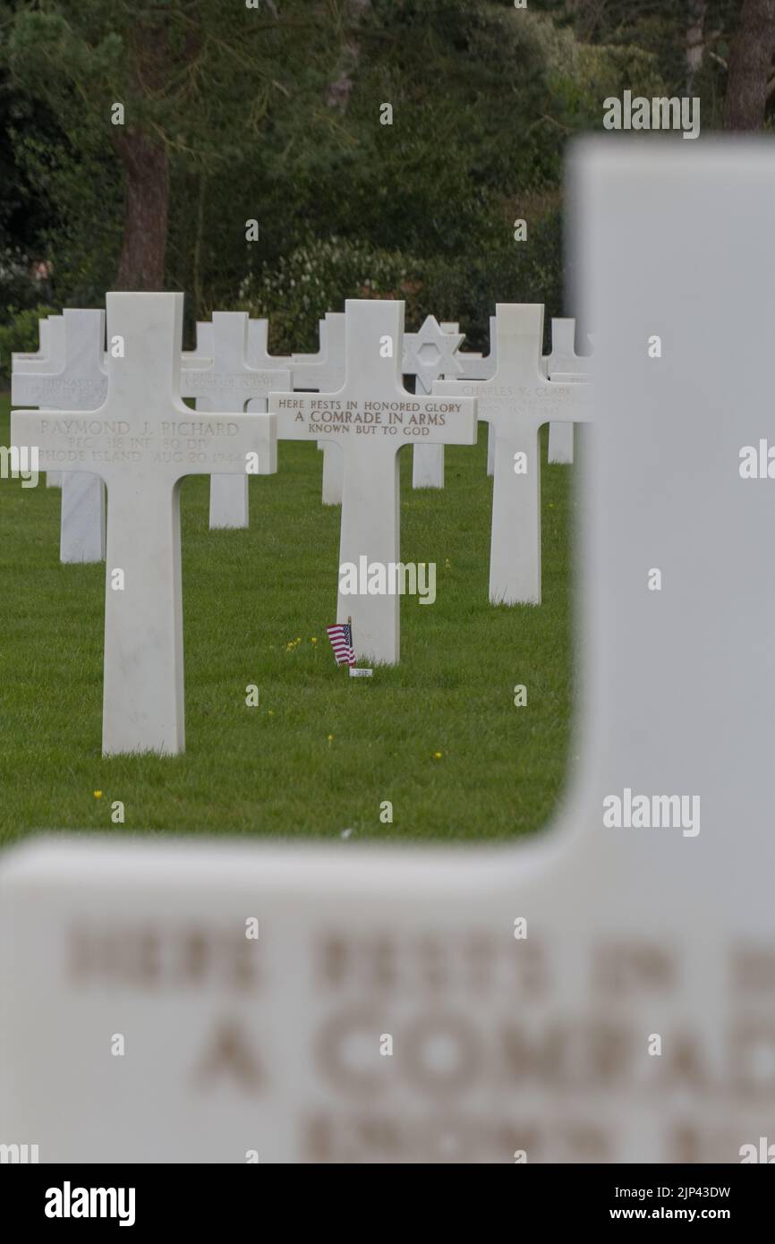 Un cliché vertical d'une croix blanche en pierres tombales dans le cimetière américain de Normandie en France Banque D'Images
