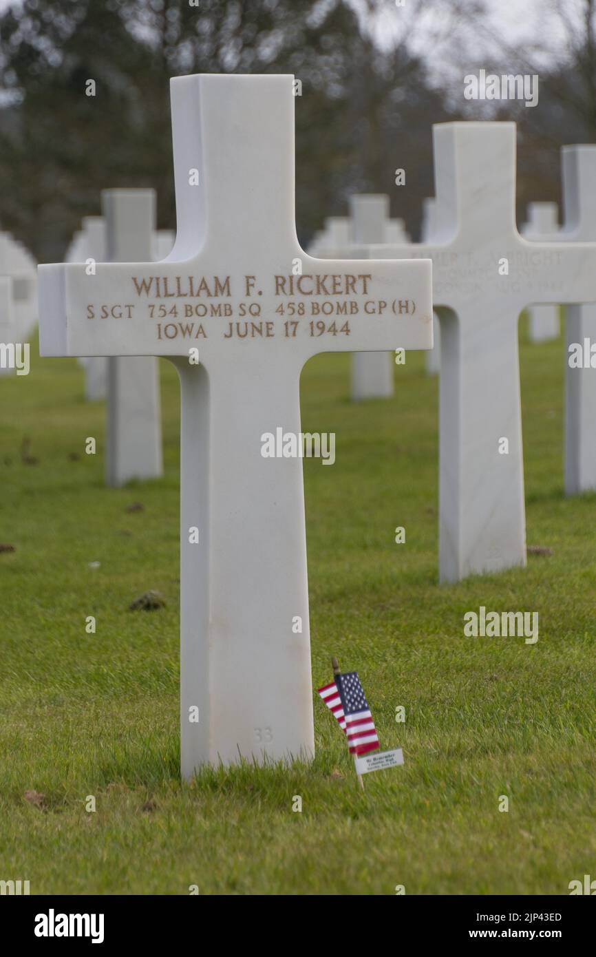 Un cliché vertical d'une pierre tombale de croix blanche dans le cimetière américain de Normandie en France Banque D'Images