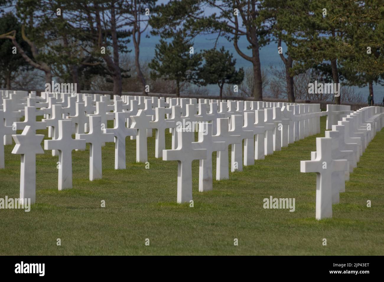 Le cimetière américain de Normandie avec des croix blanches à la mémoire des soldats tombés en France Banque D'Images