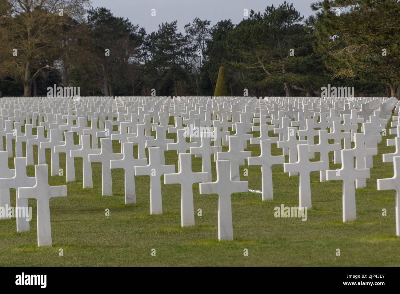 Le cimetière américain de Normandie avec des croix blanches à la mémoire des soldats tombés en France Banque D'Images