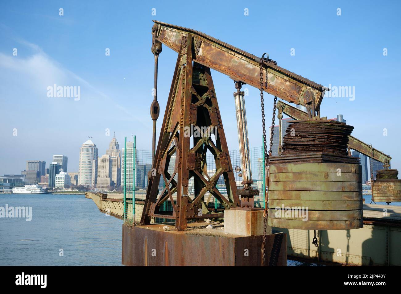 Une grue de chargement avec le fond de la ville de Detroit Banque D'Images