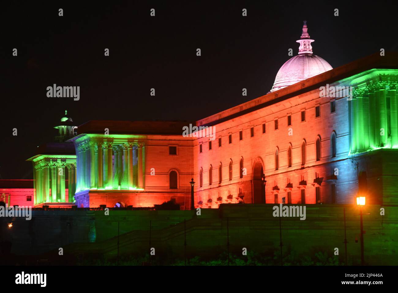 New Delhi, Inde. 15th août 2022. Bâtiments gouvernementaux illuminés en rouge-whie et vert, les couleurs du drapeau national pour marquer le jour de l'indépendance 75th de l'Inde lundi 15 août 2022. Photo de Sondeep Shankar (image de crédit: © Sondep Shankar/Pacific Press via ZUMA Press Wire) Banque D'Images