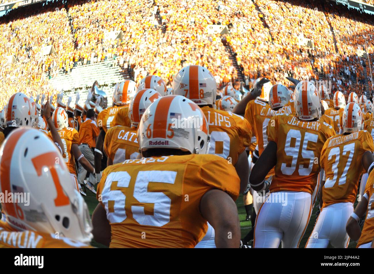 Les joueurs de l'université du Tennessee passent par le « T » avant chaque match au stade Neyland à Knoxville, Tennessee. Banque D'Images