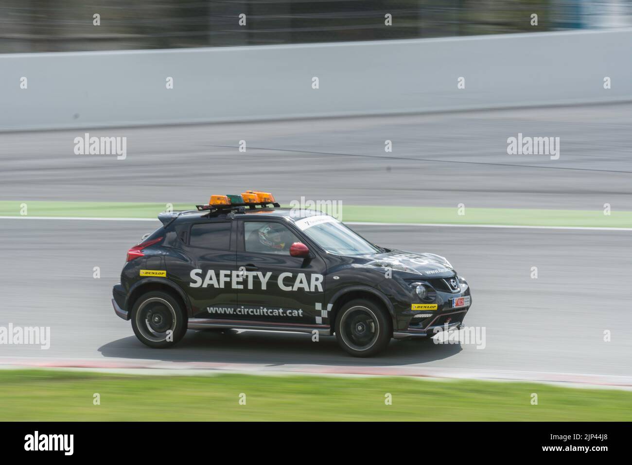 Une voiture de sécurité Nissan Juke Nismo noire qui tourne sur la piste Banque D'Images